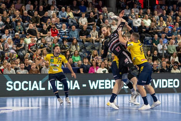 Antonio Metzner HC Erlangen, 27 in duel with Jannik Kohlbacher Rhein Neckar Löwen, 80 Dani Baijens Rhein Neckar Löwen, 77 HC Erlangen vs Rhein Neckar Löwen, Handball, 1 Handball Bundesliga, Saison 2025 2026, 28 Spieltag, 05 04 2026 HC Erlangen vs Rhein Neckar Löwen, Handball, 1 Handball Bundesliga, Saison 2025 2026, 28 Spieltag, 05 04 2026 Nuernberg Copyright: xEibner-Pressefoto ArdanxFuessmanx EP_AFN