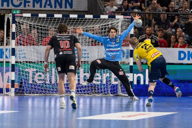 Throw by Haukur Thrastarson Rhein Neckar Löwen, 25 on Tin Herceg HC Erlangen, 99 on goal Florian Scheerer HC Erlangen, 10 HC Erlangen vs Rhein Neckar Löwen, Handball, 1 Handball Bundesliga, Saison 2025 2026, 28 Spieltag, 05 04 2026 HC Erlangen vs Rhein Neckar Löwen, Handball, 1 Handball Bundesliga, Saison 2025 2026, 28 Spieltag, 05 04 2026 Nuernberg Copyright: xEibner-Pressefoto ArdanxFuessmanx EP_AFN