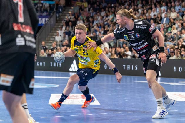 Duel between Haukur Thrastarson Rhein Neckar Löwen, 25 and Maciej Gebala HC Erlangen, 77 HC Erlangen vs Rhein Neckar Löwen, Handball, 1 Handball Bundesliga, Season 2025 2026, Matchday 28, 05 04 2026 HC Erlangen vs Rhein Neckar Löwen, Handball, 1 Handball Bundesliga, Season 2025 2026, Matchday 28, 05 04 2026 Nuremberg Copyright: xEibner-Pressefoto ArdanxFuessmanx EP_AFN