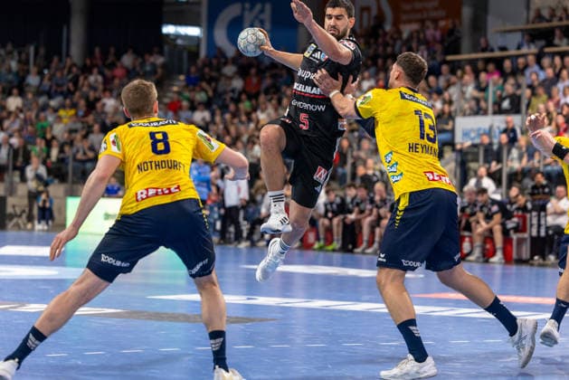 Milos Kos HC Erlangen, 05 , Sebastian Heymann Rhein Neckar Löwen, 13 , Tim Nothdurft Rhein Neckar Löwen, 08 HC Erlangen vs Rhein Neckar Löwen, Handball, 1 Handball Bundesliga, Season 2025 2026, 28 Matchday, 05 04 2026 HC Erlangen vs Rhein Neckar Löwen, Handball, 1 Handball Bundesliga, Season 2025 2026, 28 Matchday, 05 04 2026 Nuernberg Copyright: xEibner-Pressefoto ArdanxFuessmanx EP_AFN