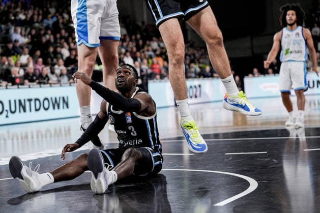 Germany easyCredit BBL, Main Round 2025 26, 28 Matchday Veolia Towers Hamburg vs Frankfurt Skyliners Inselpark Arena Hamburg Osaro Jürgen Rich, Osaro Juergen Rich Veolia Towers Hamburg, 3 , on the ground Copyright: xStefanxTrochax