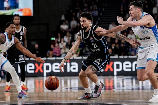Germany easyCredit BBL, Main Round 2025 26, 28 Matchday Veolia Towers Hamburg vs Frankfurt Skyliners Inselpark Arena Hamburg Devon Daniels Veolia Towers Hamburg, 21 , Ryan Hawkins Frankfurt Skyliners, 33 Copyright: xStefanxTrochax