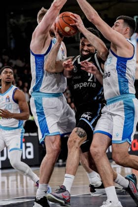 Germany easyCredit BBL, Main Round 2025 26, 28 Matchday Veolia Towers Hamburg vs Frankfurt Skyliners Inselpark Arena Hamburg Devon Daniels Veolia Towers Hamburg, 21 on the ball, goes through 2 men, under the basket Copyright: xStefanxTrochax