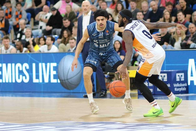 v li in duel, Erol Ersek MLP Academics Heidelberg, 11 ,Tj Crockett Jr Rostock Seawolves, 0 GER, MLP Academics Heidelberg vs Rostock Seawolves, Basketball, easycredit Basketball Bundesliga, 28 Matchday, Season, 2025 2026, 05 04 2026 GER, MLP Academics Heidelberg vs Rostock Seawolves, Basketball, easycredit Basketball Bundesliga, 28 Matchday, Season, 2025 2026, 205 04 2026 Heidelberg Copyright: xEibner-Pressefoto JoergxHirschx EP_JHH