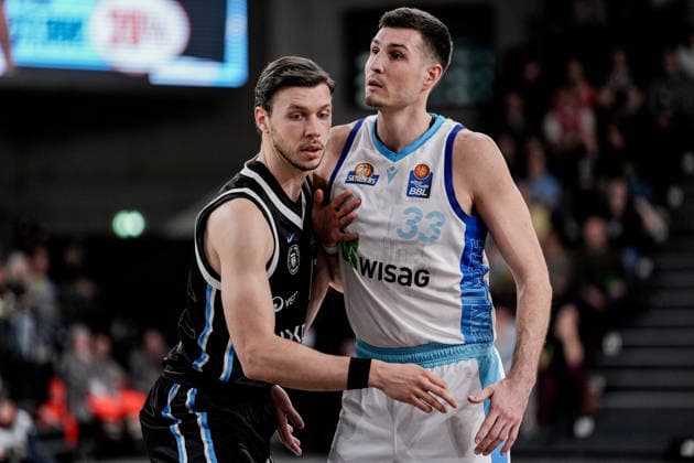 Germany easyCredit BBL, Main Round 2025 26, 28 Matchday Veolia Towers Hamburg vs Frankfurt Skyliners Inselpark Arena Hamburg Jan Niklas Wimberg Veolia Towers Hamburg, 17 , Ryan Hawkins Frankfurt Skyliners, 33 Copyright: xStefanxTrochax