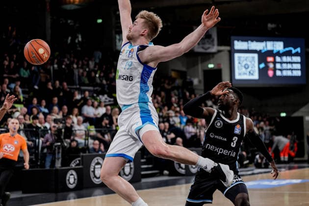Germany easyCredit BBL, Main Round 2025 26, 28 Matchday Veolia Towers Hamburg vs Frankfurt Skyliners Inselpark Arena Hamburg Till Pape Frankfurt Skyliners, 19 , Osaro Jürgen Rich, Osaro Juergen Rich Veolia Towers Hamburg, 3 Copyright: xStefanxTrochax
