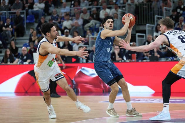 v li Dominic Lockhart Rostock Seawolves, 3 ,Erol Ersek MLP Academics Heidelberg, 11 , Andy Van Vliet Rostock Seawolves, 81 GER, MLP Academics Heidelberg vs Rostock Seawolves, Basketball, easycredit Basketball Bundesliga, 28 Matchday, Season, 2025 2026, 05 04 2026 GER, MLP Academics Heidelberg vs Rostock Seawolves, Basketball, easycredit Basketball Bundesliga, 28 Matchday, Season, 2025 2026, 205 04 2026 Heidelberg Copyright: xEibner-Pressefoto JoergxHirschx EP_JHH