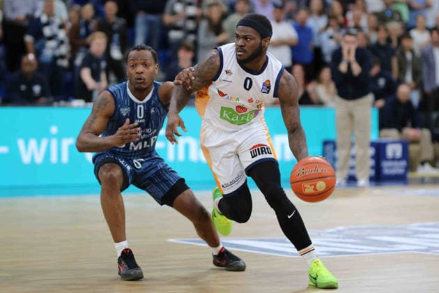 v li in duel, DJ Horne MLP Academics Heidelberg, 0 , Tj Crockett Jr Rostock Seawolves, 0 GER, MLP Academics Heidelberg vs Rostock Seawolves, Basketball, easycredit Basketball Bundesliga, 28 Matchday, Season, 2025 2026, 05 04 2026 GER, MLP Academics Heidelberg vs Rostock Seawolves, Basketball, easycredit Basketball Bundesliga, 28 Matchday, Season, 2025 2026, 205 04 2026 Heidelberg Copyright: xEibner-Pressefoto JoergxHirschx EP_JHH