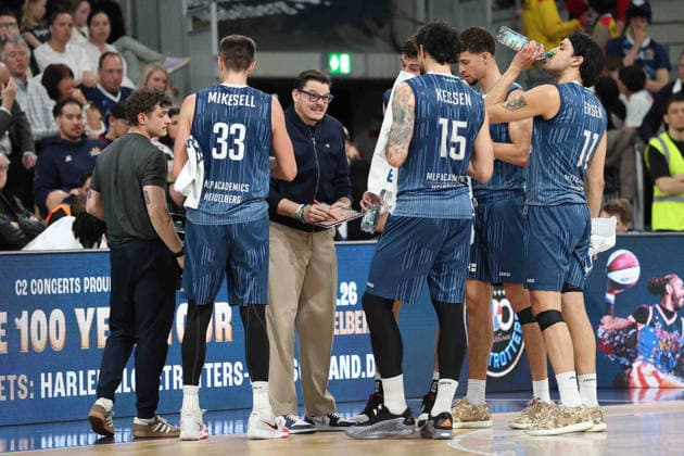 The players of MLP Academics Heidelberg with arrangement Carlo Finetti MLP Academics Heidelberg, Head Couch GER, MLP Academics Heidelberg vs Rostock Seawolves, Basketball, easycredit Basketball Bundesliga, 28 Matchday, Season, 2025 2026, 05 04 2026 GER, MLP Academics Heidelberg vs Rostock Seawolves, Basketball, easycredit Basketball Bundesliga, 28 Matchday, Season, 2025 2026, 205 04 2026 Heidelberg Copyright: xEibner-Pressefoto JoergxHirschx EP_JHH