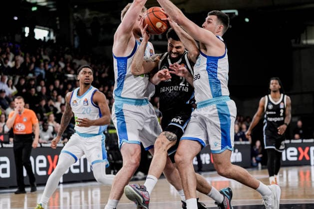 Germany easyCredit BBL, Main Round 2025 26, 28 Matchday Veolia Towers Hamburg vs Frankfurt Skyliners Inselpark Arena Hamburg Devon Daniels Veolia Towers Hamburg, 21 on the ball, goes through 2 men, under the basket Copyright: xStefanxTrochax