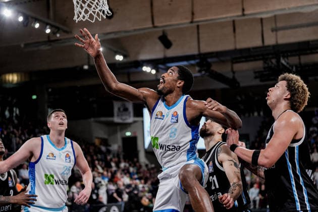 Germany easyCredit BBL, Main Round 2025 26, 28 Matchday Veolia Towers Hamburg vs Frankfurt Skyliners Inselpark Arena Hamburg William Christmas Frankfurt Skyliners, 8 , under the basket, Jacob Knauf Frankfurt Skyliners, 25 Copyright: xStefanxTrochax