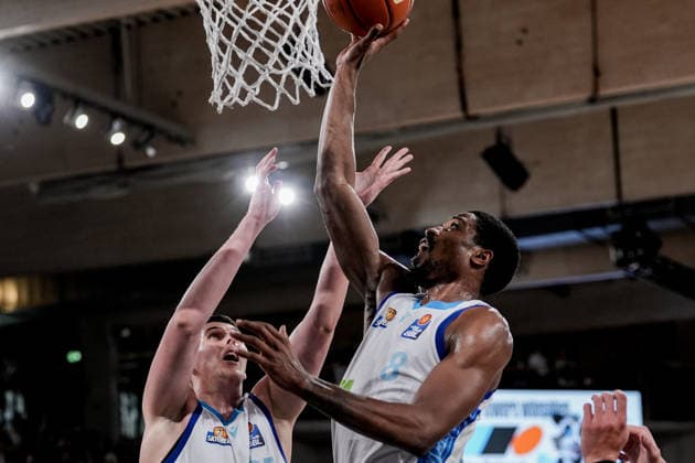 Germany easyCredit BBL, Main Round 2025 26, 28 Matchday Veolia Towers Hamburg vs Frankfurt Skyliners Inselpark Arena Hamburg William Christmas Frankfurt Skyliners, 8 , Jacob Knauf Frankfurt Skyliners, 25 , under the basket, Lay Up Korbleger Copyright: xStefanxTrochax