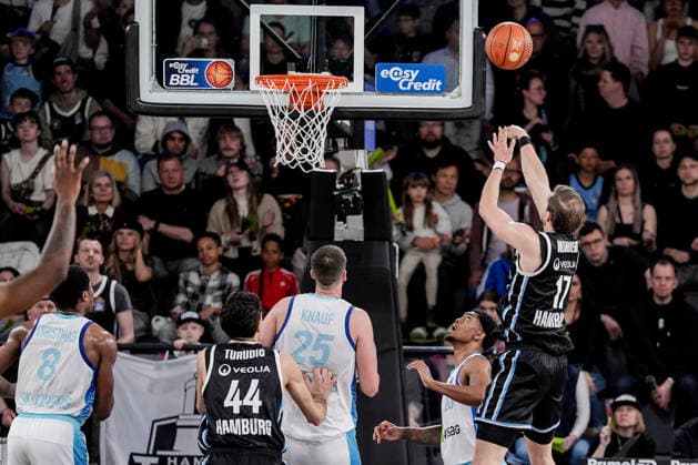 Germany easyCredit BBL, Main Round 2025 26, 28 Matchday Veolia Towers Hamburg vs Frankfurt Skyliners Inselpark Arena Hamburg Jan Niklas Wimberg Veolia Towers Hamburg, 17 , Lay Up, Desmond Watson Frankfurt Skyliners, 20 Copyright: xStefanxTrochax