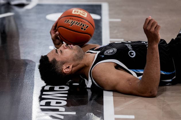 Germany easyCredit BBL, Main Round 2025 26, 28 Matchday Veolia Towers Hamburg vs Frankfurt Skyliners Inselpark Arena Hamburg Kenneth Ogbe Veolia Towers Hamburg, 25 , on the ground Copyright: xStefanxTrochax