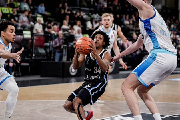 Germany easyCredit BBL, Main Round 2025 26, 28 Matchday Veolia Towers Hamburg vs Frankfurt Skyliners Inselpark Arena Hamburg Ross Williams Veolia Towers Hamburg, 34 , with ball Copyright: xStefanxTrochax