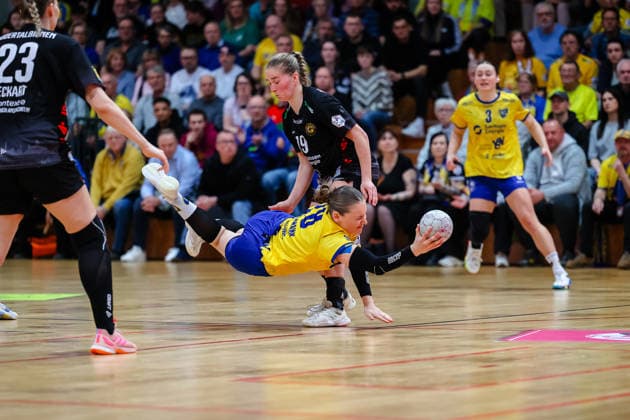 Lara Tauchmann HC Leipzig, 28 on the ball goes down duel, duel, fight with Natascha Foley HC Roedertal, 19 , HC Leipzig vs HC Roedertal, Handball, 2 Alsco Handball Bundesliga Women, 05 Matchday, Season 2025 2026, 05 04 2026, HC Leipzig vs HC Roedertal, Handball, 2 Alsco Handball Bundesliga Women, 05 Matchday, Season 2025 2026, 05 04 2026 Leipzig Copyright: xEibner-Pressefoto LauraxRoemerx EP_LRR