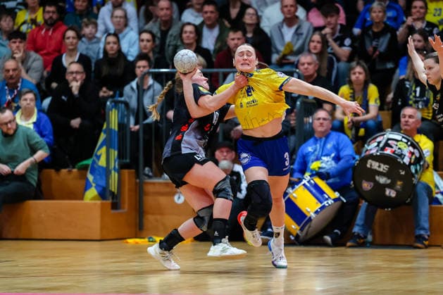 Lara Seidel HC Leipzig, 03 on the ball, held by Natascha Foley HC Roedertal, 19 , duel, fight , HC Leipzig vs HC Roedertal, Handball, 2 Alsco Handball Bundesliga Women, 05 Matchday, Season 2025 2026, 05 04 2026, HC Leipzig vs HC Roedertal, Handball, 2 Alsco Handball Bundesliga Women, 05 Matchday, Season 2025 2026, 05 04 2026 Leipzig Copyright: xEibner-Pressefoto LauraxRoemerx EP_LRR