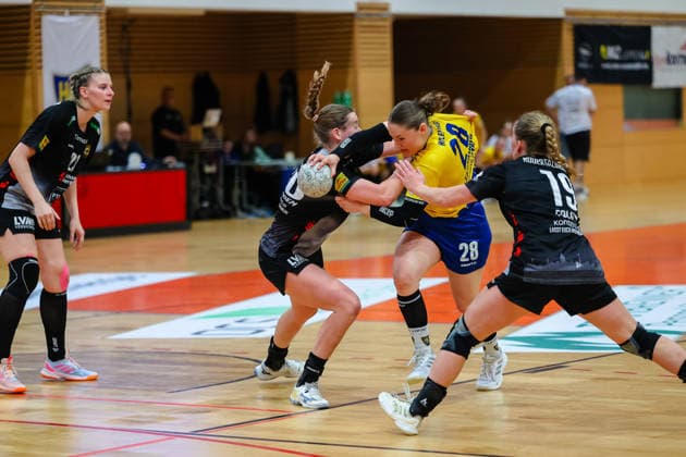 Lara Tauchmann HC Leipzig, 28 on the ball duel, duel, fight with Rozemarijn Alderden HC Roedertal, 30 and Natascha Foley HC Roedertal, 19 , HC Leipzig vs HC Roedertal, Handball, 2 Alsco Handball Bundesliga Women, 05 Matchday, Season 2025 2026, 05 04 2026, HC Leipzig vs HC Roedertal, Handball, 2 Alsco Handball Bundesliga Women, 05 Matchday, Season 2025 2026, 05 04 2026 Leipzig Copyright: xEibner-Pressefoto LauraxRoemerx EP_LRR