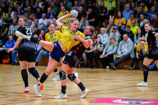 Wiebke Meyer HC Leipzig, 41 on the ball, duel, duel, fight with Natascha Foley HC Roedertal, 19 , HC Leipzig vs HC Roedertal, Handball, 2 Alsco Handball Bundesliga Women, 05 Matchday, Season 2025 2026, 05 04 2026, HC Leipzig vs HC Roedertal, Handball, 2 Alsco Handball Bundesliga Women, 05 Matchday, Season 2025 2026, 05 04 2026 Leipzig Copyright: xEibner-Pressefoto LauraxRoemerx EP_LRR