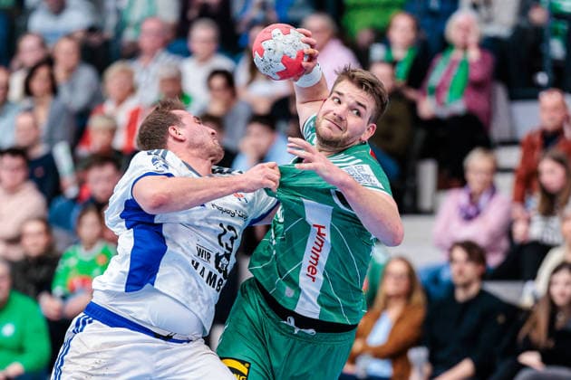 Duel between Niklas Weller Handball Sport Verein Hamburg, 13 , Ian Weber GWD Minden, 13 GER, GWD Minden vs Handball Sport Verein Hamburg, Handball, 1 Bundesliga, 27 Matchday, Season 2025 2026, 05 04 2026 GER, GWD Minden vs Handball Sport Verein Hamburg, Handball, 1 Bundesliga, 27 Matchday, Season 2025 2026, 05 04 2026 Minden Copyright: xEibner-Pressefoto JanxRollingerx EP_JSK