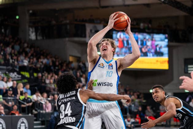Jacob Holt SKYLINERS Frankfurt, 10 dribbling against Ross Williams Veolia Towers Hamburg, 34 , GER, Veolia Towers Hamburg vs SKYLINERS Frankfurt, Basketball, Bundesliga, Matchday 28, Season 2025 2026, 05 04 2026 GER, Veolia Towers Hamburg vs SKYLINERS Frankfurt, Basketball, Bundesliga, Matchday 28, Season 2025 2026, 05 04 2026 Hamburg Copyright: xEibner-Pressefoto MaxxVincenx EP_MVN