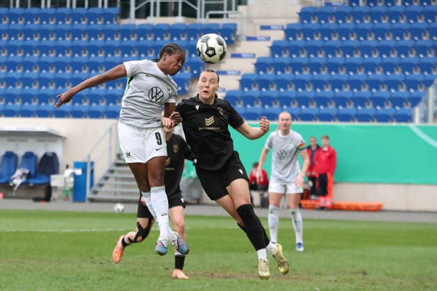 DFB Pokal Women FC Carl Zeiss Jena VfL Wolfsburg 05 04 26 Lineth Beerensteyn 9, VfL Wolfsburg in header duel against Felicia Sträßer 8, Carl Zeiss Jena Soccer, DFB Pokal Women, Semifinal FC Carl Zeiss Jena vs VfL Wolfsburg on 05 04 26 at Ernst Abbe Sportfeld ad hoc arena, Jena DFL REGULATIONS PROHIBIT ANY USE OF PHOTOGRAPHS AS IMAGE SEQUENCES AND OR QUASI VIDEO Copyright: xBEAUTIFULxSPORTS JanxKaeferx