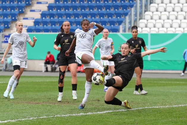 DFB Pokal Women FC Carl Zeiss Jena VfL Wolfsburg 05 04 26 Lineth Beerensteyn 9, VfL Wolfsburg in the penalty area against Felicia Sträßer 8, Carl Zeiss Jena Soccer, DFB Pokal Women, Semifinal FC Carl Zeiss Jena vs VfL Wolfsburg on 05 04 26 at Ernst Abbe Sportfeld ad hoc arena, Jena DFL REGULATIONS PROHIBIT ANY USE OF PHOTOGRAPHS AS IMAGE SEQUENCES AND OR QUASI VIDEO Copyright: xBEAUTIFULxSPORTS JanxKaeferx