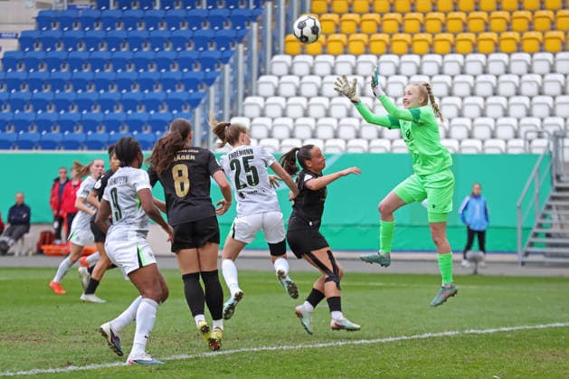 DFB Pokal Women FC Carl Zeiss Jena VfL Wolfsburg 05 04 26 Goalkeeper Jasmin Janning 1, Carl Zeiss Jena catches the high ball in the jump Football, DFB Pokal Women, Semifinal FC Carl Zeiss Jena vs VfL Wolfsburg on 05 04 26 at Ernst Abbe Sportfeld ad hoc arena, Jena DFL REGULATIONS PROHIBIT ANY USE OF PHOTOGRAPHS AS IMAGE SEQUENCES AND OR QUASI VIDEO Copyright: xBEAUTIFULxSPORTS JanxKaeferx