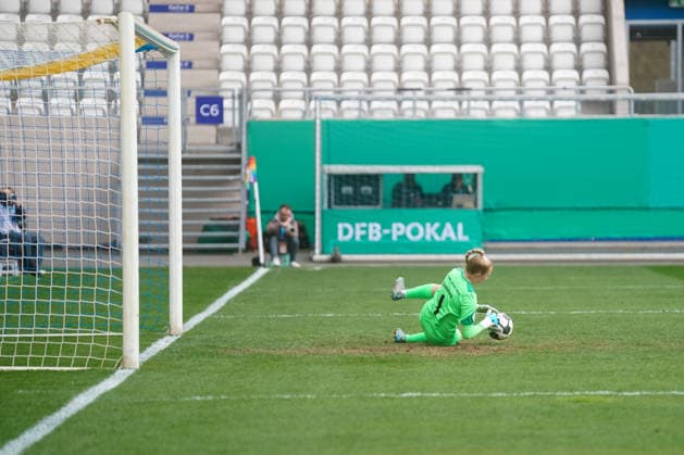 Jasmin Janning FC Carl Zeiss Jena, 01 saves a shot from Lineth Beerensteyn VfL Wolfsburg, 09 GER, FC Carl Zeiss Jena vs VfL Wolfsburg, Football, DFB Pokal Women, Semi-final, Season 2025 2026, 05 04 2026 DFL REGULATES PROHIBIT ANY USE OF PHOTOGRAPHS AS IMAGE SEQUENCES AND OR QUASI VIDEO, GER, FC Carl Zeiss Jena vs VfL Wolfsburg, Football, DFB Pokal Women, Semi-final, Season 2025 2026, 05 04 2026 Jena Copyright: xEibner-Pressefoto PiaxSchindlerx EP_PSR