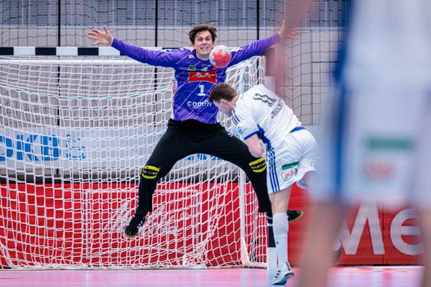 Seven-meter penalty, f l Malte Semisch GWD Minden, 01 , Nicolaj Joergensen Handball Sport Verein Hamburg, 11 GER, GWD Minden vs Handball Sport Verein Hamburg, Handball, 1 Bundesliga, 27 Matchday, Season 2025 2026, 05 04 2026 GER, GWD Minden vs Handball Sport Verein Hamburg, Handball, 1 Bundesliga, 27 Matchday, Season 2025 2026, 05 04 2026 Minden Copyright: xEibner-Pressefoto JanxRollingerx EP_JSK