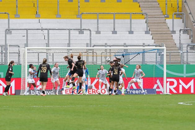 DFB Pokal Frauen FC Carl Zeiss Jena VfL Wolfsburg 05 04 26 Chance for Jena in the melee in front of the Wolfsburg goal Football, DFB Pokal Frauen, Halbfinale FC Carl Zeiss Jena vs VfL Wolfsburg am 05 04 26 im Ernst Abbe Sportfeld ad hoc arena, Jena DFL REGULATIONS PROHIBIT ANY USE OF PHOTOGRAPHS AS IMAGE SEQUENCES AND OR QUASI VIDEO Copyright: xBEAUTIFULxSPORTS JanxKaeferx