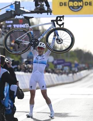 Ronde van Vlaanderen Women 2026 Cycling Race OUDENAARDE, BELGIUM - APRIL 05 : Vollering Demi (NED) of FDJ United - SUEZ celebrates the victory during the 23rd edition of Ronde van Vlaanderen Women an UCI Women s World Tour 1.WWT one day cycling road race for Women Elite of 164 km with start in Oudenaarde and finish in Oudenaarde on April 5, 2026 in Oudenaarde, Belgium, 05 04 2026 ( Motordriver Serge Seynaeve - Oudenaarde Belgium  Copyright: xNicoxVereeckenx