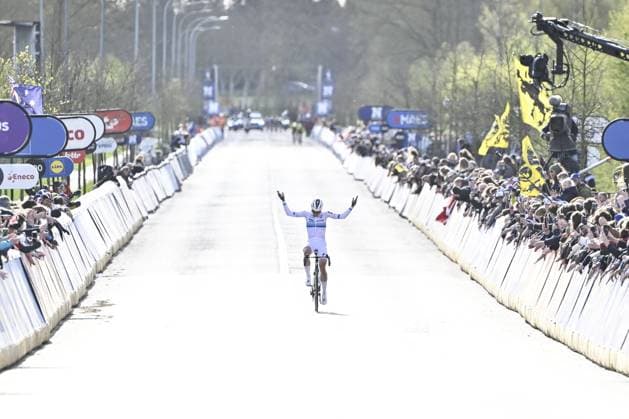 Dutch Demi Vollering of FDJ United-Suez celebrates as she crosses the finish line to win the women s race of the Ronde van Vlaanderen Tour des Flandres Tour of Flanders UCI WorldTour one day cycling race, 164,1 km with start and finish in Oudenaarde, Sunday 05 April 2026. ERICxLALMAND  x169886055x