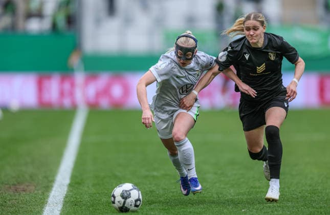 GER, Jena, Carl Zeiss Jena vs Vfl Wolfsburg, DFB Pokal Women, Football, DFB, Season 2025 2026, ad hoc Arena im Ernst Abbe Sportfeld, Semifinal in the picture from l Thea Bjelde VfL Wolfsburg Women 2 , Melina Reuter Carl Zeiss Jena Women 7 , Zweikampf DFB DFL REGULATIONS PROHIBIT ANY USE OF PHOTOGRAPHS AS IMAGE SEQUENCES AND OR QUASI VIDEO, 05 04 2025 Copyright: HMBxMedia HendrikxHamelau