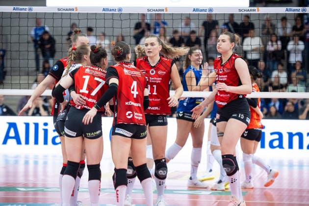 Amanda Siksna Dresdner SC, 11 , center and team Critical looks in the third set GER, Allianz MTV Stuttgart Dresdner SC, Volleyball Bundesliga, VBL, 2025 2026 season, playoffs semi-finals, match 1, 05 04 2026 GER, Allianz MTV Stuttgart Dresdner SC, Volleyball Bundesliga, VBL, 2025 2026 season, playoffs semi-finals, match 1, 05 04 2026 Stuttgart Copyright: xSandyxDinkelackerx EP_SDR