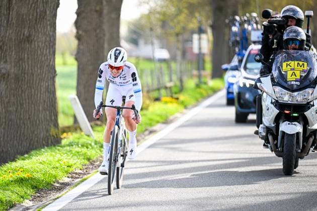 Ronde van Vlaanderen Women 2026 Cycling Race OUDENAARDE, BELGIUM - APRIL 05 : Vollering Demi (NED) of FDJ United - SUEZ solo breakaway during the 23rd edition of Ronde van Vlaanderen Women an UCI Women s World Tour 1.WWT one day cycling road race for Women Elite of 164 km with start in Oudenaarde and finish in Oudenaarde on April 5, 2026 in Oudenaarde, Belgium, 05 04 2026 ( Motordriver Serge Seynaeve - Oudenaarde Belgium  Copyright: xTomasxSiskx