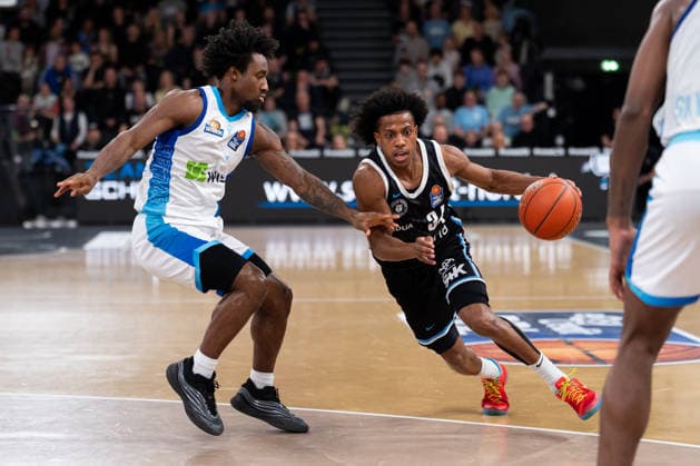 Ross Williams Veolia Towers Hamburg, 34 on the dribble, Isaiah Swope SKYLINERS Frankfurt, 01 , GER, Veolia Towers Hamburg vs SKYLINERS Frankfurt, Basketball, Bundesliga, Matchday 28, Season 2025 2026, 05 04 2026 GER, Veolia Towers Hamburg vs SKYLINERS Frankfurt, Basketball, Bundesliga, Matchday 28, Season 2025 2026, 05 04 2026 Hamburg Copyright: xEibner-Pressefoto MaxxVincenx EP_MVN