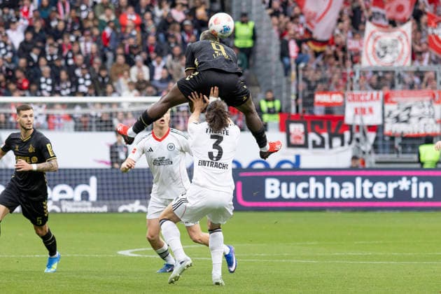 Sport Bilder des Tages 1. Fussball Bundesliga: Eintracht Frankfurt - 1. FC Köln, 05.04.2026 Arthur Theate (Eintracht Frankfurt 3) kommt nicht in das KOpfballduell mit Ragnar Ache (1. FC Köln 9) und schiebt ihn am Hintern hoch, Eintracht Frankfurt - 1. FC Köln, Frankfurt, Deutsche Bank Park, 5.4.2026 *** 1 Soccer Bundesliga Eintracht Frankfurt 1 FC Köln, 05 04 2026 Arthur Theate Eintracht Frankfurt 3 does not get into the KOpfballduel with Ragnar Ache 1 FC Köln 9 and pushes him up by the butt, Eintracht Frankfurt 1 FC Köln, Frankfurt, Deutsche Bank Park, 5 4 2026 Copyright: xBEAUTIFULxSPORTS Gawlikx
