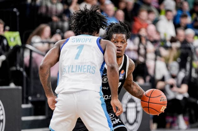 Germany easyCredit BBL, Main Round 2025 26, 28 Matchday Veolia Towers Hamburg vs Frankfurt Skyliners Inselpark Arena Hamburg Leonard Thorpe Jr Veolia Towers Hamburg, 2 in duel with Isaiah Swope Frankfurt Skyliners, 1 Copyright: xStefanxTrochax