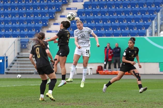 DFB Pokal Women FC Carl Zeiss Jena VfL Wolfsburg 05 04 26 Sarai Linder 39, VfL Wolfsburg in header duel with Nelly Juckel 31, Carl Zeiss Jena Soccer, DFB Pokal Women, Semifinal FC Carl Zeiss Jena vs VfL Wolfsburg on 05 04 26 at Ernst Abbe Sportfeld ad hoc arena, Jena DFL REGULATIONS PROHIBIT ANY USE OF PHOTOGRAPHS AS IMAGE SEQUENCES AND OR QUASI VIDEO Copyright: xBEAUTIFULxSPORTS JanxKaeferx