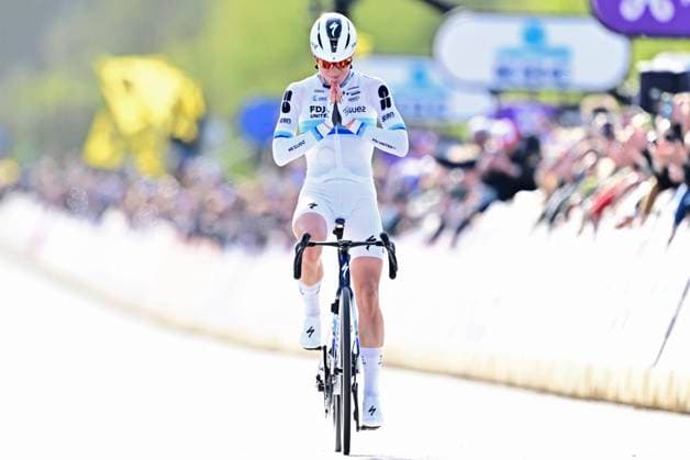 Ronde van Vlaanderen Women 2026 Cycling Race OUDENAARDE, BELGIUM - APRIL 05 : Vollering Demi (NED) of FDJ United - SUEZ celebrates the victory during the 23rd edition of Ronde van Vlaanderen Women an UCI Women s World Tour 1.WWT one day cycling road race for Women Elite of 164 km with start in Oudenaarde and finish in Oudenaarde on April 5, 2026 in Oudenaarde, Belgium, 05 04 2026 ( Motordriver Serge Seynaeve - Oudenaarde Belgium  Copyright: xPeterxDexVoechtx