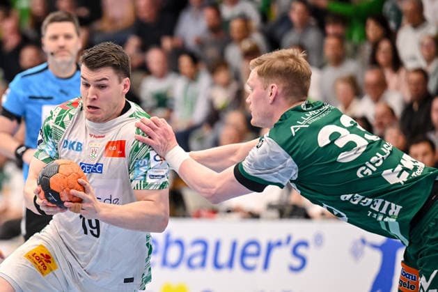 Goeppingen, Germany, 05 04 26 Elvar Örn Jonsson SC Magdeburg and Ymir Oern Gislason FRISCH AUF Goeppingen in a duel during the Daikin Handball Bundesliga match between FRISCH AUF Goeppingen vs SC Magdeburg at EWS Arena on April 05, 2026 in Goeppingen, Germany Photo by Harry Langer DeFodi Images Goeppingen, Germany, 05 04 26 Elvar Örn Jonsson SC Magdeburg and Ymir Oern Gislason FRISCH AUF Goeppingen battle for the ball during the Daikin Handball Bundesliga match between FRISCH AUF Goeppingen vs SC Magdeburg at EWS Arena on April 5, 2026 in Goeppingen, Germany Photo by Harry Langer DeFodi Images Photo by Harry Langer DeFodi Images
