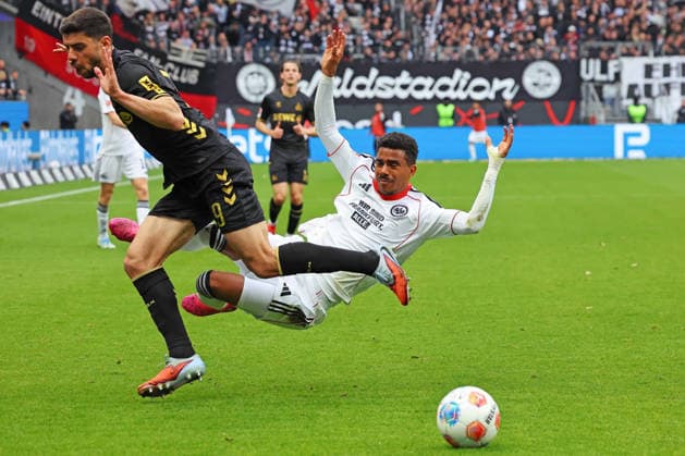 Sport Bilder des Tages Frankfurt, Deutschland 05. April 2026: 1.Bundesliga - 2025 2026 - Eintracht Frankfurt gegen 1. FC Köln Im Bild: v. li. im Zweikampf Cenk Özkacar Oezkacar (1.FC) gegen Ansgar Knauff (Frankfurt). DFL regulations prohibit any use of photographs as image sequences and or quasi-video Deutsche Bank Park Hessen *** Frankfurt, Germany 05 April 2026 1 Bundesliga 2025 2026 Eintracht Frankfurt v 1 FC Köln Pictured from left in duel Cenk Özkacar Oezkacar 1 FC v Ansgar Knauff Frankfurt DFL regulations prohibit any use of photographs as image sequences and or quasi video Deutsche Bank Park Hessen Copyright: xFotostandx xRacochax