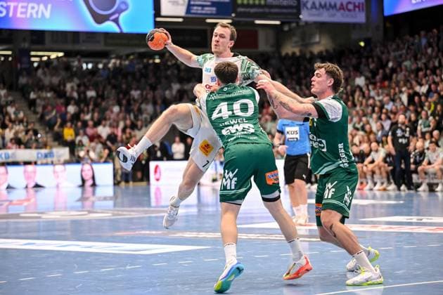 Goeppingen, Germany, 05 04 26 Felix Claar SC Magdeburg , Elias Newel FRISCH AUF Goeppingen and Victor Kloeve FRISCH AUF Goeppingen in a duel during the Daikin Handball Bundesliga match between FRISCH AUF Goeppingen vs SC Magdeburg at EWS Arena on April 05, 2026 in Goeppingen, Germany Photo by Harry Langer DeFodi Images Goeppingen, Germany, 05 04 26 Felix Claar SC Magdeburg , Elias Newel FRISCH AUF Goeppingen and Victor Kloeve FRISCH AUF Goeppingen battle for the ball during the Daikin Handball Bundesliga match between FRISCH AUF Goeppingen vs SC Magdeburg at EWS Arena on April 5, 2026 in Goeppingen, Germany Photo by Harry Langer DeFodi Images Photo by Harry Langer DeFodi Images