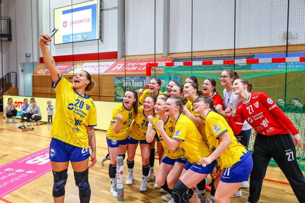 HC Leipzig team takes a selfie after the victory, cheering joy after the victory, Sharleen Juliette Greschner HC Leipzig, 20 and team, HC Leipzig vs HC Roedertal, Handball, 2 Alsco Handball Bundesliga Women, 05 Matchday, Season 2025 2026, 05 04 2026, HC Leipzig vs HC Roedertal, Handball, 2 Alsco Handball Bundesliga Women, 05 Matchday, Season 2025 2026, 05 04 2026 Leipzig Copyright: xEibner-Pressefoto LauraxRoemerx EP_LRR