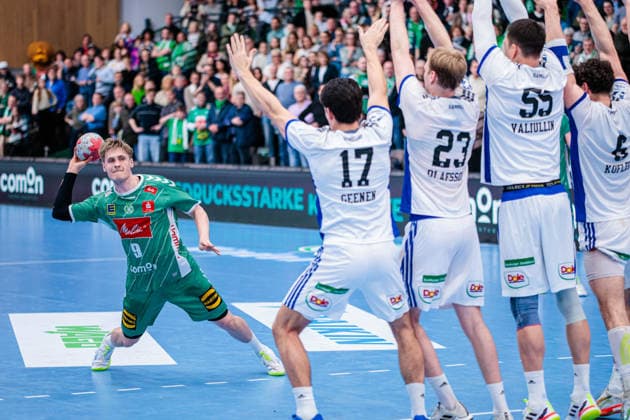 Last free throw by Morten Hempel Jensen GWD Minden, 09 against the defense of Handball Sport Verein Hamburg GER, GWD Minden vs Handball Sport Verein Hamburg, Handball, 1 Bundesliga, 27 Matchday, Season 2025 2026, 05 04 2026 GER, GWD Minden vs Handball Sport Verein Hamburg, Handball, 1 Bundesliga, 27 Matchday, Season 2025 2026, 05 04 2026 Minden Copyright: xEibner-Pressefoto JanxRollingerx EP_JSK