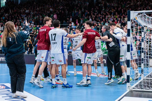 Victory celebration after 29 30 victory, Team of Handball Sport Verein Hamburg GER, GWD Minden vs Handball Sport Verein Hamburg, Handball, 1 Bundesliga, Matchday 27, Season 2025 2026, 05 04 2026 GER, GWD Minden vs Handball Sport Verein Hamburg, Handball, 1 Bundesliga, Matchday 27, Season 2025 2026, 05 04 2026 Minden Copyright: xEibner-Pressefoto JanxRollingerx EP_JSK