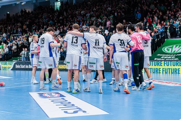 Victory celebration after 29 30 victory, Team of Handball Sport Verein Hamburg GER, GWD Minden vs Handball Sport Verein Hamburg, Handball, 1 Bundesliga, Matchday 27, Season 2025 2026, 05 04 2026 GER, GWD Minden vs Handball Sport Verein Hamburg, Handball, 1 Bundesliga, Matchday 27, Season 2025 2026, 05 04 2026 Minden Copyright: xEibner-Pressefoto JanxRollingerx EP_JSK