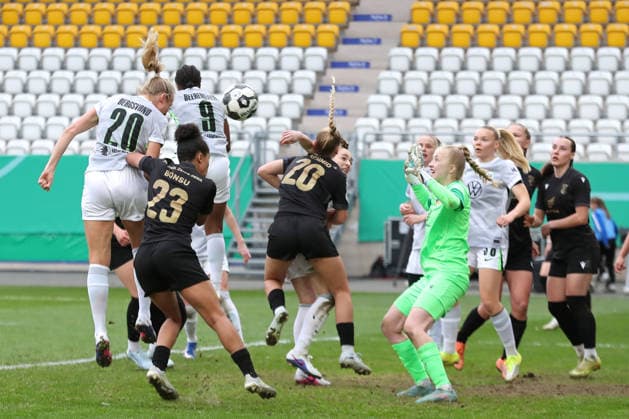 DFB Pokal Frauen FC Carl Zeiss Jena VfL Wolfsburg 05 04 26 Guro Bergsvand 20, VfL Wolfsburg mit einer Kopfball Chance Fußball, DFB Pokal Frauen, Halbfinale FC Carl Zeiss Jena vs VfL Wolfsburg am 05 04 26 im Ernst Abbe Sportfeld ad hoc arena, Jena DFL REGULATIONS PROHIBIT ANY USE OF PHOTOGRAPHS AS IMAGE SEQUENCES AND OR QUASI VIDEO Copyright: xBEAUTIFULxSPORTS JanxKaeferx