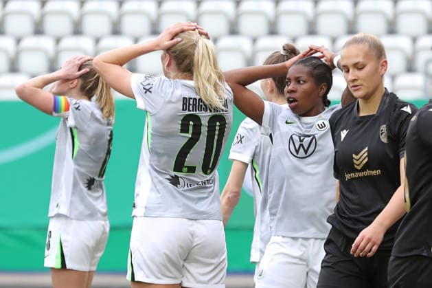 DFB Pokal Frauen FC Carl Zeiss Jena VfL Wolfsburg 05 04 26 Lineth Beerensteyn 9, VfL Wolfsburg and colleagues cant believe the missed chance and grab their heads Football, DFB Pokal Frauen, Halbfinale FC Carl Zeiss Jena vs VfL Wolfsburg am 05 04 26 im Ernst Abbe Sportfeld ad hoc arena, Jena DFL REGULATIONS PROHIBIT ANY USE OF PHOTOGRAPHS AS IMAGE SEQUENCES AND OR QUASI VIDEO Copyright: xBEAUTIFULxSPORTS JanxKaeferx